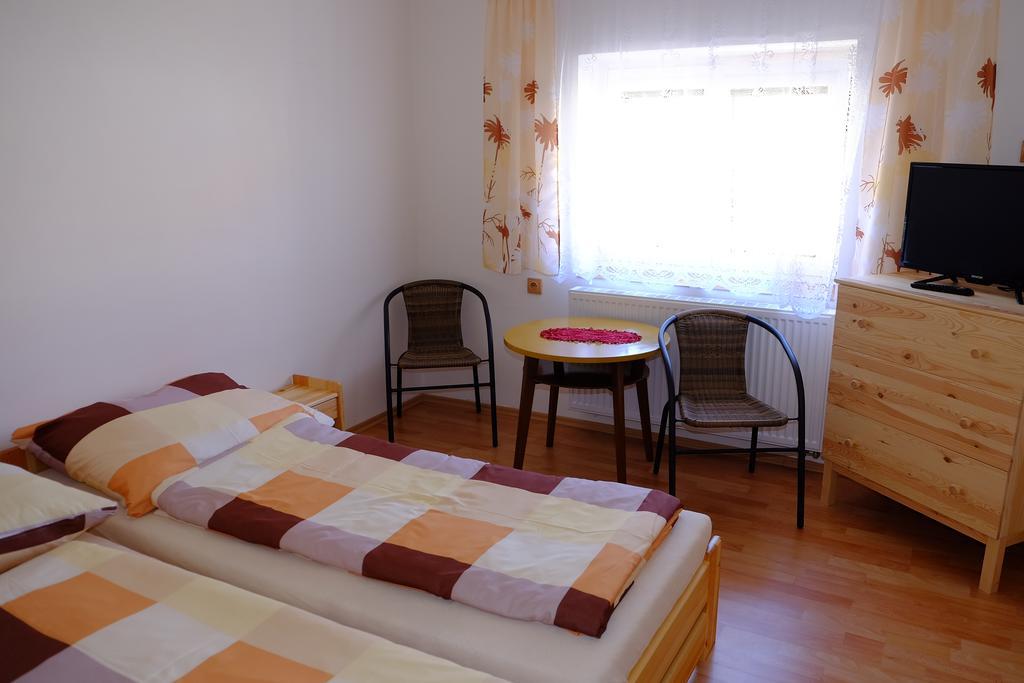 Ubytovani U Maminky Guest House Lednice Exterior photo