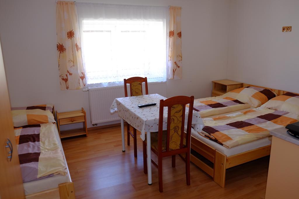 Ubytovani U Maminky Guest House Lednice Exterior photo